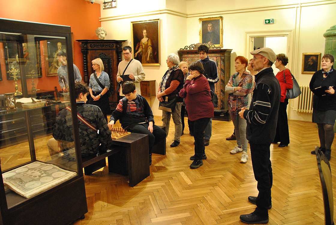 A Smidt Múzeum barokk termében hallás és érintés útján