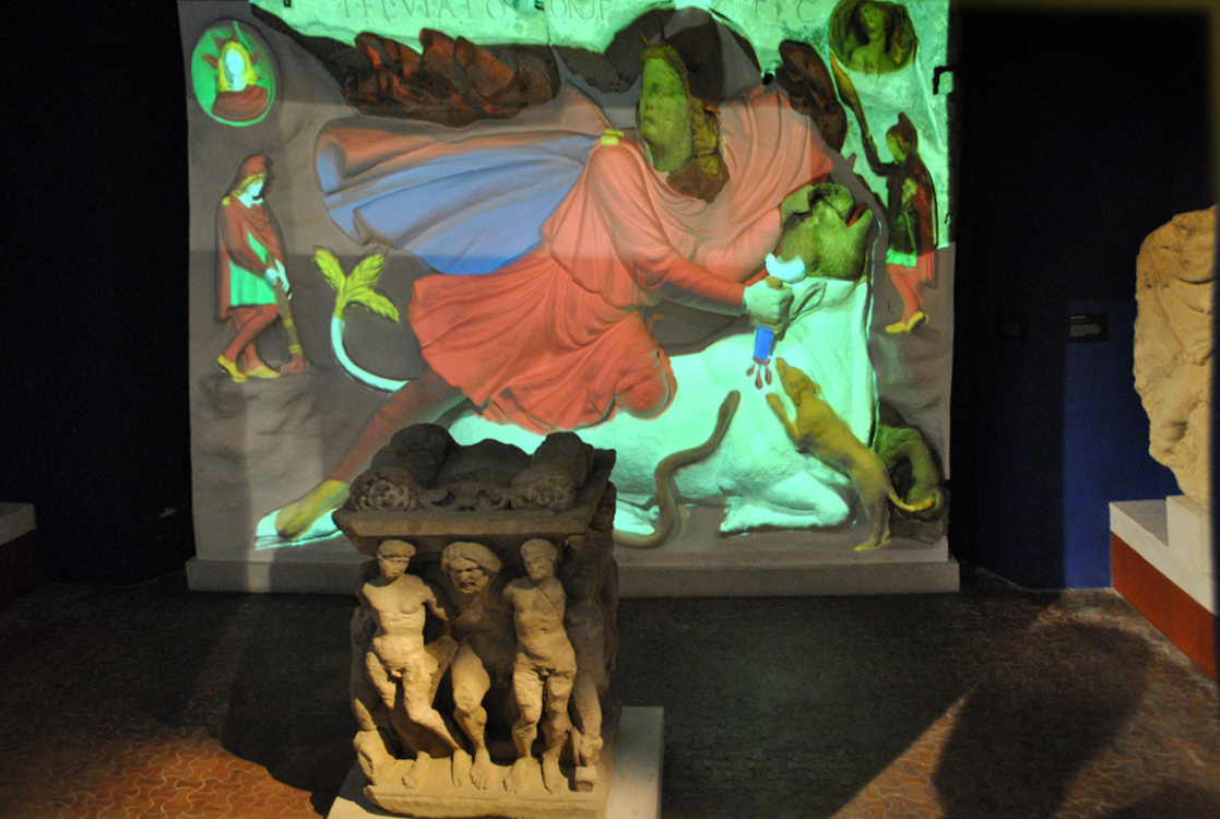 Bikaölő Mithrász fénnyel festett domborműve az Archäologisches Museumban