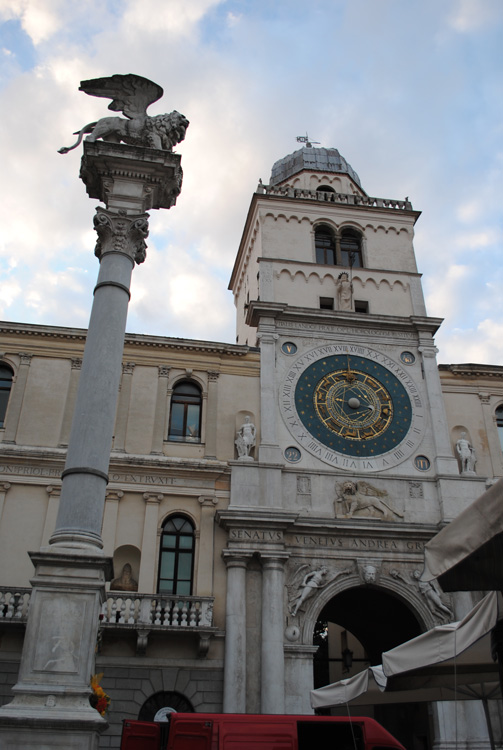 Pa Szent Márk oroszlán a Piazza dei Signori-n