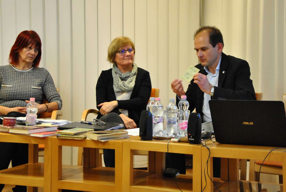 Az asztalnál Bodó Judit, dr. Bán Erzsébet és dr. Melega Miklós